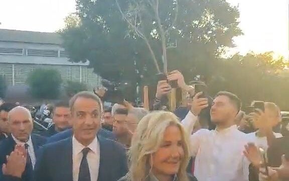 Η άφιξη του Κυριάκου Μητσοτάκη στο «Βελλίδειο» για την ομιλία του στη ΔΕΘ