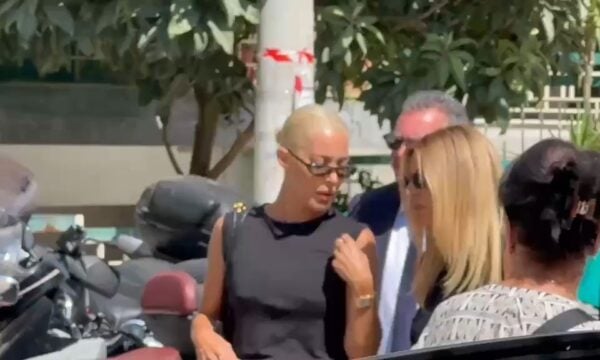 Η Αμαρυλλίς καταφτάνει στην κηδεία του Γιώργου Μαζωνάκη