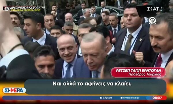 Η αυστηρή παρατήρηση Ερντογάν σε ψηφοφόρο: «Μα τι πατέρας είσαι εσύ αφήνεις το μωρό να κλαίει»