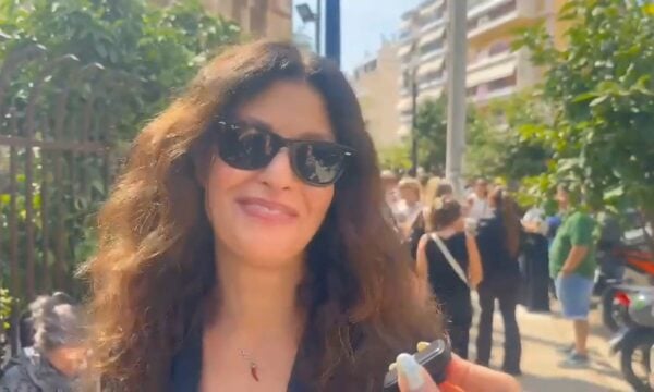 Η Δωροθέα Μερκούρη στην κηδεία του Γιώργου Μαζωνάκη – «Ήταν μία μεγάλη καρδιά»
