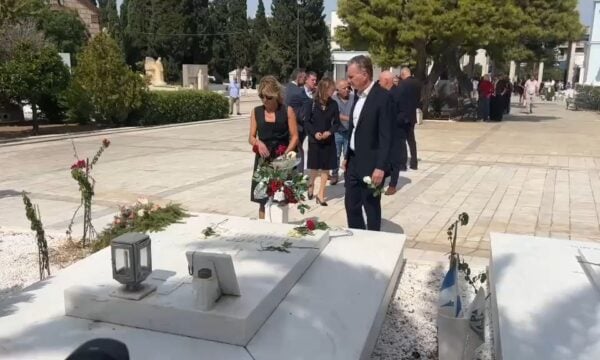 Η οικογένεια Παπανδρέου στον τάφο του Ανδρέα μετά την κηδεία της Μαργαρίτας στο Α’ Νεκροταφείο