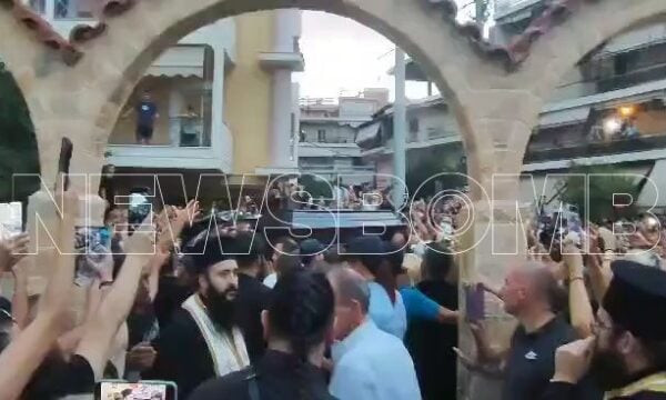 Η στιγμή που έφτασε η σορός του Γιώργου Μαζωνάκη – «Αθάνατος» φώναζε το συγκεντρωμένο πλήθος