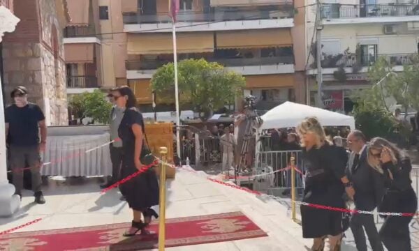 Η υπουργός Τουρισμού Όλγα Κεφαλογιάννη και ο αντιπρόεδρος της Βουλής Γιάννης Πλακιωτάκης στην κηδεία του Γιώργου Μαζωνάκη