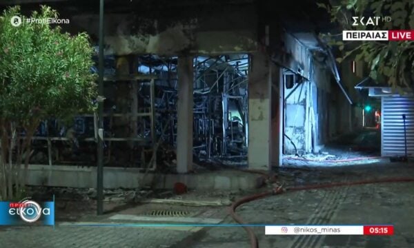 Κάηκε ολοσχερώς τριώροφο κτίριο στον Πειραιά, έμεινε μόνο ο σκελετός