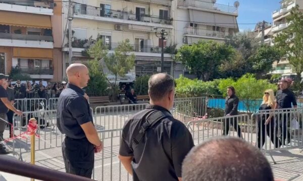 Κηδεία Γιώργου Μαζωνάκη: Η Πάολα προσέρχεται στον Ιερό Ναό για να προσκυνήσει τη σορό του συναδέλφου της
