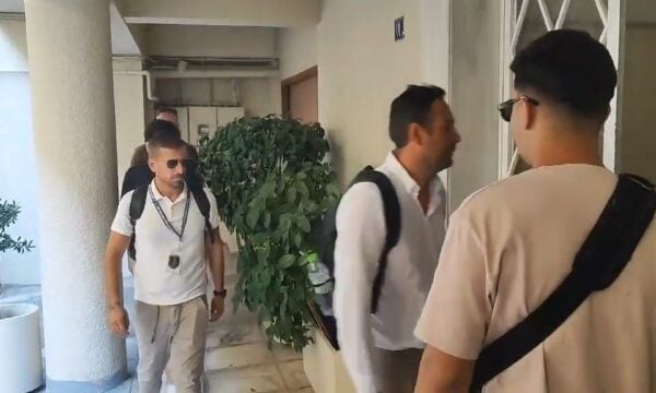 Κλιμάκιο της Διεύθυνσης Ηλεκτρονικού Εγκλήματος στο ιατρείο όπου υπέστη ανακοπή ο Γιώργος Μαζωνάκης