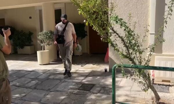 Κολωνάκι: Η στιγμή που αστυνομικοί τοποθετούν σε αυτοκίνητα σακούλες με πειστήρια από τη Stem Cell Clinic