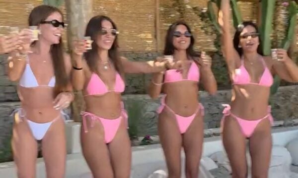 Ξέφρενα beach party με “καυτές” παρουσίες στη Μύκονο!