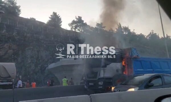 «Λαμπάδιασε» φορτηγό στον Περιφερειακό Θεσσαλονίκης