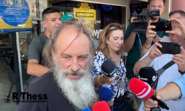 Λεωφορείο έπεσε σε στάση στη Θεσσαλονίκη: «Στον ίδιο δρόμο έχασα την κόρη μου» / Πατέρας μιλά για την επικινδυνότητα του σημείου