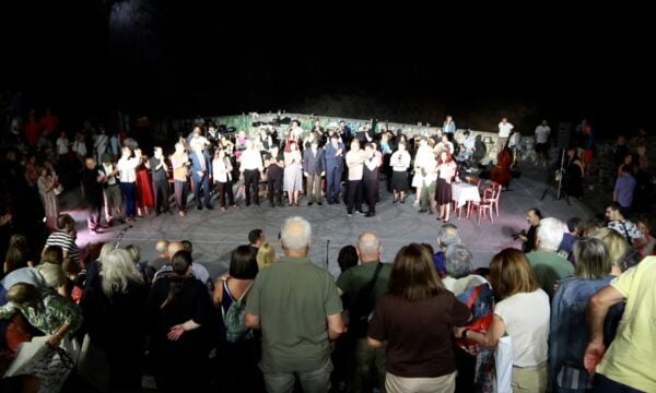 Μαγική βραδιά στο ανοιχτό θέατρο Κρύας. “Τα ρεμπέτικά μας, μες τη στράτα”.