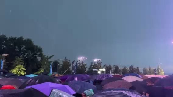 Μαζική προσέλευση για τη συναυλία του Αντώνη Ρέμου στη Θεσσαλονίκη παρά την  έντονη βροχόπτωση