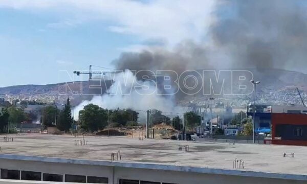 Μεγάλη φωτιά στου Ρέντη – Χτύπησε το 112 – «Κλείστε πόρτες και παράθυρα»