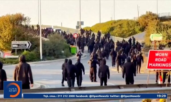 Μεγάλη Βρετανία: Διαδηλωτές συγκεντρώθηκαν στο λιμάνι του Dover – Απαίτησαν να σταματήσουν οι μεταναστευτικές ροές προς την χώρα