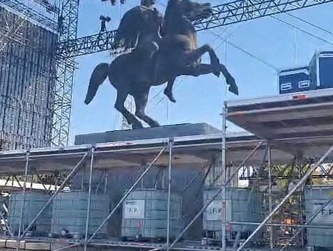 Μετακινείστε τη σκηνή από το άγαλμα – Παρέμβαση για τις σκαλωσιές στον Μέγα Αλέξανδρο στη Νέα Παραλία Θεσσαλονίκης
