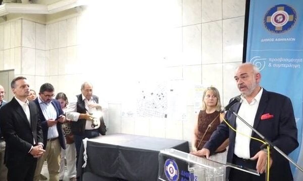 Ο Δήμαρχος Αθηναίων, Χάρης Δούκας, εγκαινίασε τον Πρότυπο Απτικό Χάρτη για Άτομα με Οπτική Αναπηρία στον Σταθμό Μετρό «Σύνταγμα»