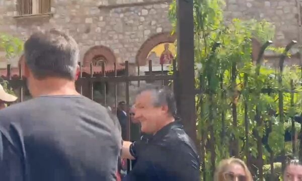 Ο Γιώργος Σαμπάνης στην κηδεία του Γιώργου Μαζωνάκη – «Θα μου λείψει…»
