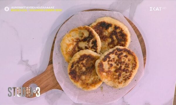 Ο Σταύρος Βαρθαλίτης μάς φτιάχνει λαχταριστά τυροπιτάκια με δύο υλικά
