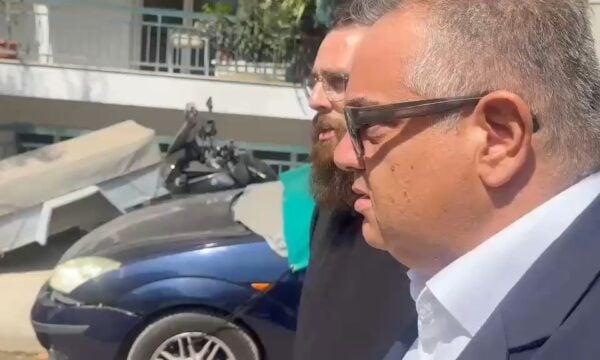 Ο υπουργός Εσωτερικών Βασίλης Σπανάκης στην κηδεία του Γιώργου Μαζωνάκη