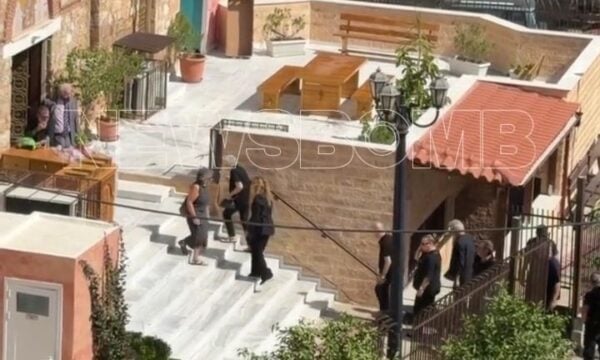 Οι γονείς του Γιώργου Μαζωνάκη στην Αγία Τριάδα για την κηδεία του γιου τους