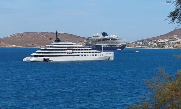 Πάρος: Δύο υπερπολυτελή πλοία κρουαζιέρας στο λιμάνι της Παροικίας