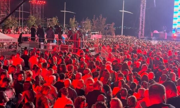 Πέρασε η μπόρα – Όλα έτοιμα για τη μεγάλη συναυλία του Αντώνη Ρέμου στη Νέα Παραλία Θεσσαλονίκης