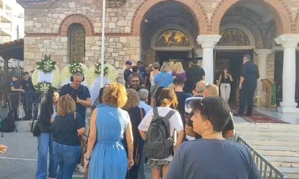 Πλήθος κόσμου στο ναό της Αγίας Τριάδας στην Νίκαια για να αποχαιρετήσουν τον Γιώργο Μαζωνάκη