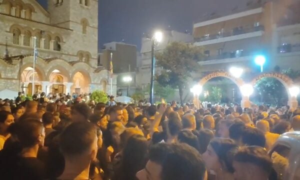 Πλήθος κόσμου στον Ιερό Ναό Αγίας Τριάδας μέχρι το βράδυ για να αποτίσει φόρο τιμής στον Μαζωνάκη