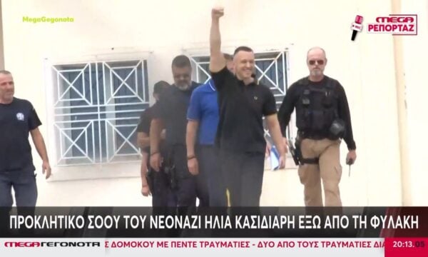 Προκλητικό σόου του νεοναζί Ηλία Κασιδιάρη έξω από τη φυλακή – Ανακοίνωσε την ίδρυση νέου κόμματος