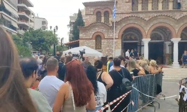 Σε λαϊκό προσκύνημα η σορός του Μαζωνάκη: Κόσμος συγκεντρώνεται στην εκκλησία στη Νίκαια