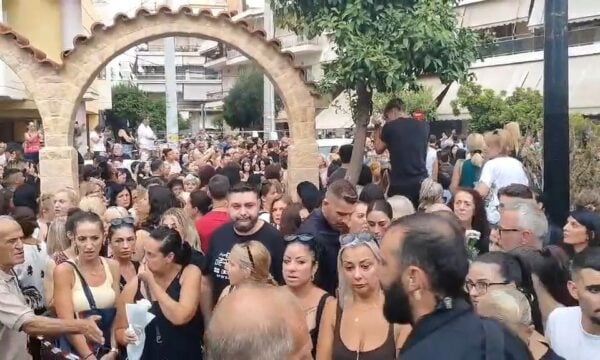 Σε λαϊκό προσκύνημα η σορός του Μαζωνάκη: Πλήθος κόσμου στην εκκλησία στη Νίκαια