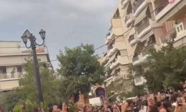 «Σείστηκε» η Νίκαια με το «Θέλω να γυρίσω (στα παλιά)» για τον Γιώργο Μαζωνάκη