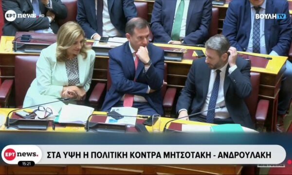 Στα ύψη πολιτική κόντρα Μητσοτάκη – Ανδρουλάκη