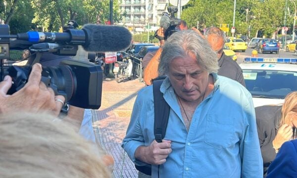 Στην Ευελπίδων καταθέτει ως μάρτυρας ο υπνωτιστής Νάσος Κομιανός
