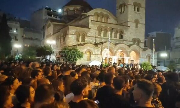 Στην παλιά του γειτονιά ο Γιώργος Μαζωνάκης – Λαοθάλασσα στην αγρυπνία στη Νίκαια