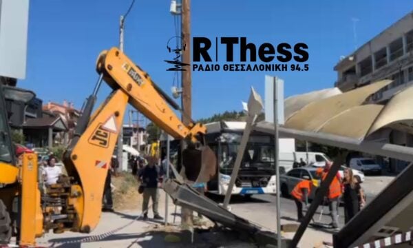 Στο σημείο μηχάνημα JCB στην στάση που διαλύθηκε από το λεωφορείο του ΟΑΣΘ