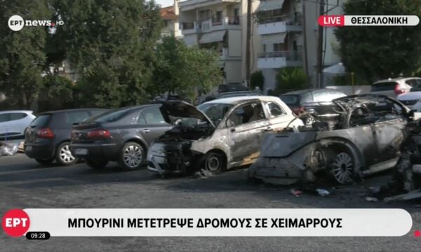 Θεσσαλονίκη: Φωτιά σε ΙΧ – Επεκτάθηκε σε άλλα δύο οχήματα