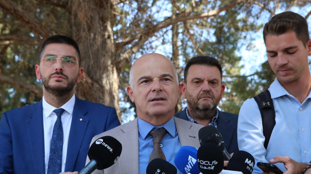 Δίκη για τα Τέμπη: Επεισόδιο του πατέρα της Μάρθης με συγγενείς μηχανοδηγών – «Λες ψέματα, θα απαντήσω λέξη προς λέξη» 1 Δίκη για τα Τέμπη: Επεισόδιο του πατέρα της Μάρθης με συγγενείς μηχανοδηγών – «Λες ψέματα, θα απαντήσω λέξη προς λέξη»