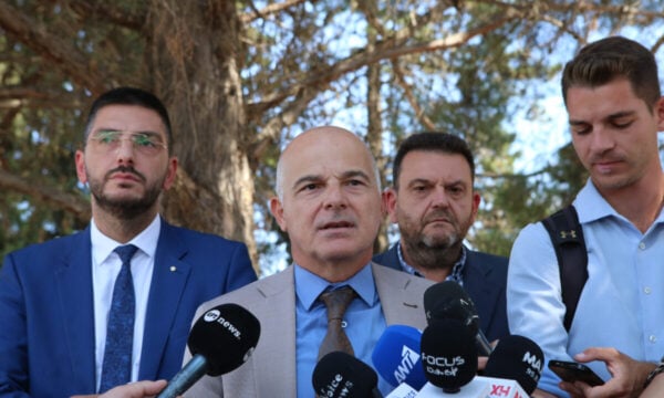 Δίκη για τα Τέμπη: Επεισόδιο του πατέρα της Μάρθης με συγγενείς μηχανοδηγών – «Λες ψέματα, θα απαντήσω λέξη προς λέξη»