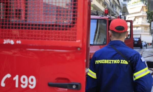 Φωτιά σε διαμέρισμα στην Καλλιθέα: Μια ηλικιωμένη στο νοσοκομείο