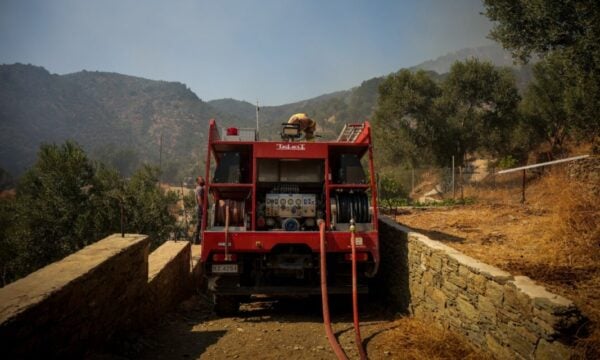 Φωτιά στην Κάρυστο: Μήνυμα από το 112