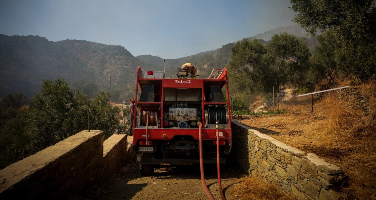 Φωτιά στην Κάρυστο: Μήνυμα από το 112