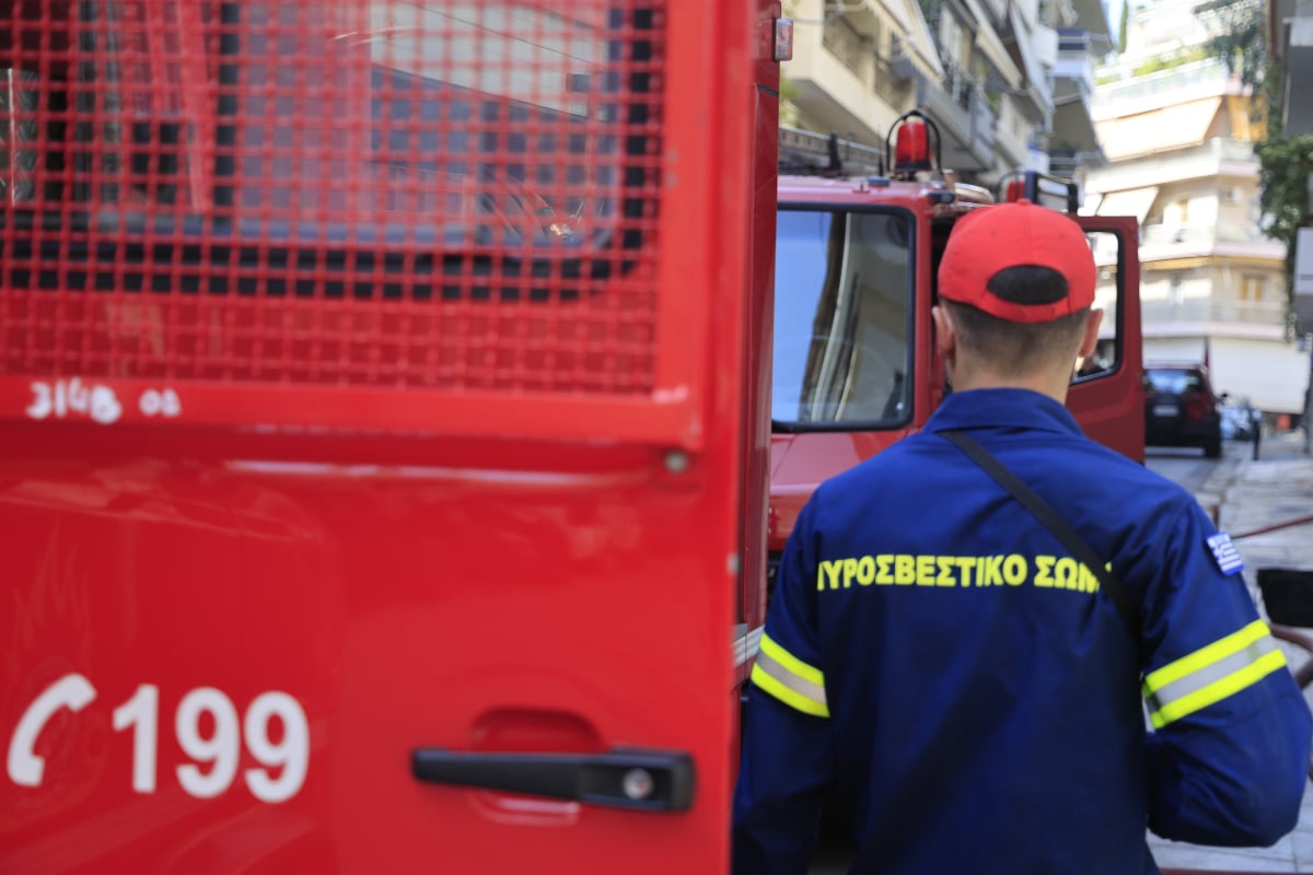 Φωτιά σε διαμέρισμα στην Καλλιθέα: Μια ηλικιωμένη στο νοσοκομείο