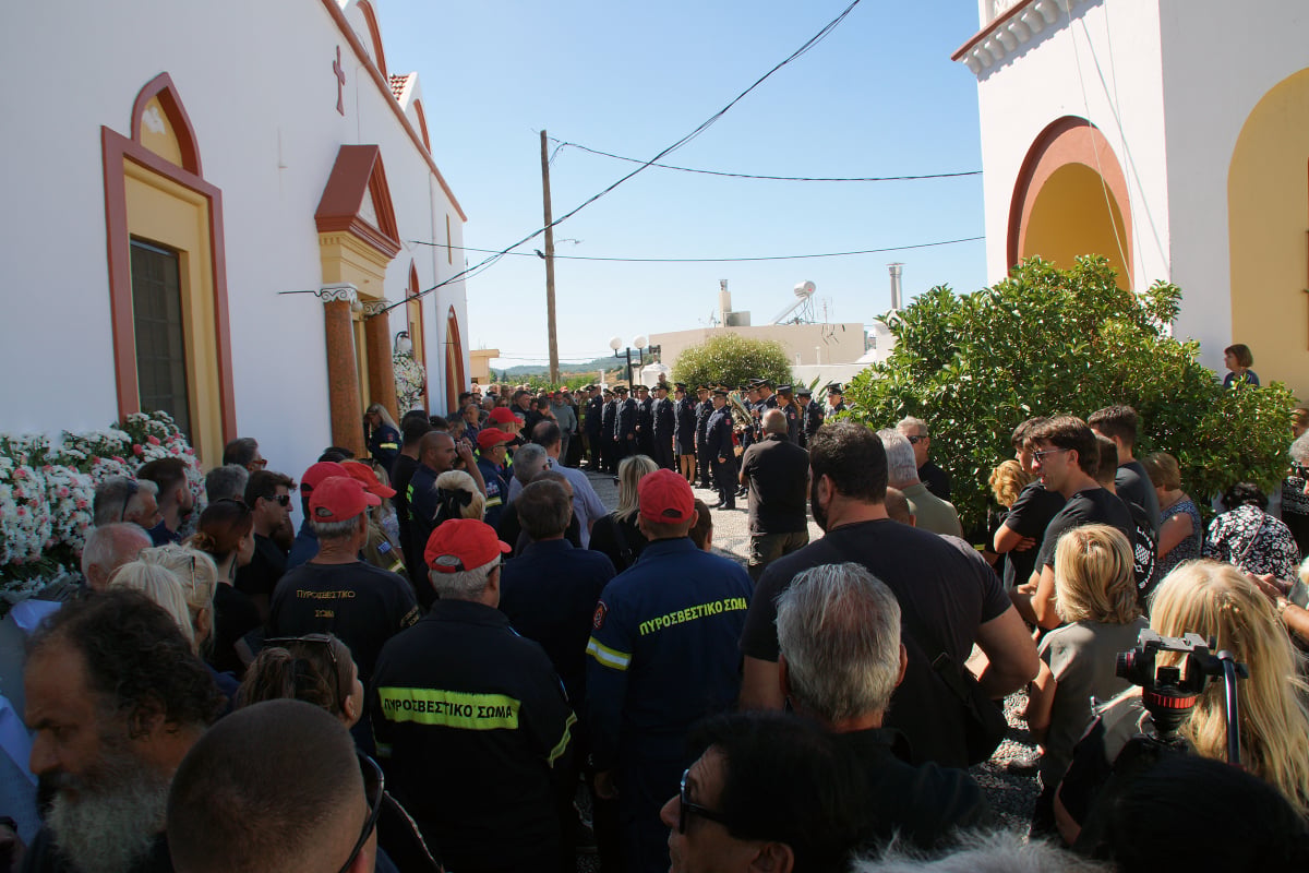 Ρόδος: Με συγκίνηση αποχαιρέτησαν τον 52χρονο πυροσβέστη Πέτρο Διακάκη – Η κηδεία στον Έμπωνα 15 Κηδεία πυροσβέστη στη Ρόδο