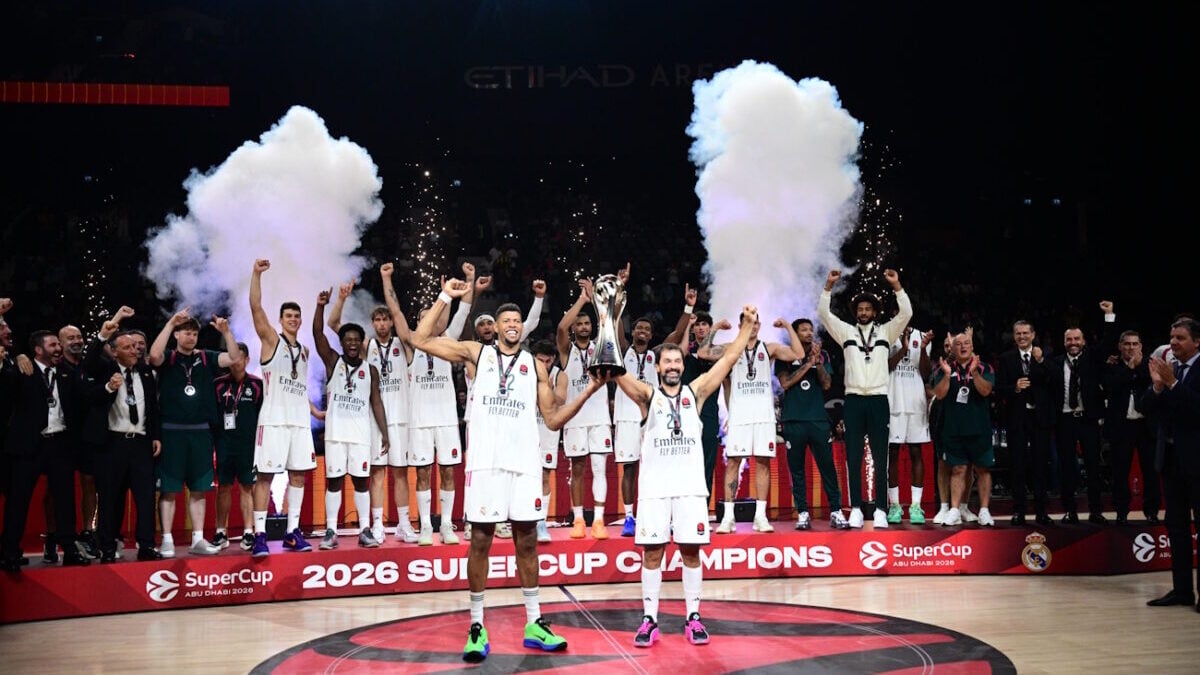 Ρεάλ Μαδρίτης: Η απονομή του πρώτου Super Cup της Euroleague στους «μερένγκες» 1 Ρεάλ Μαδρίτης: Η απονομή του πρώτου Super Cup της Euroleague στους «μερένγκες»