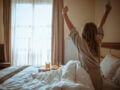 Πρωινό ξύπνημα: 3 πράγματα που μπορείτε να κάνετε για λιγότερο άγχος όλη την ημέρα, σύμφωνα με ειδικούς