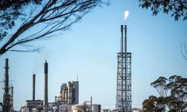 Το πετρέλαιο υποχωρεί, περιορίζονται τα κέρδη για το φυσικό αέριο – Καθησυχαστικές δηλώσεις Κρις Ράιτ για τον East-West