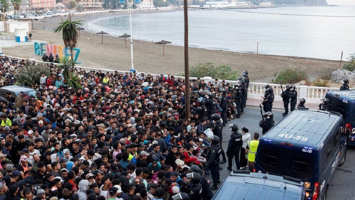 Θέουτα: Επιχείρηση-σκούπα στις παραλίες για χιλιάδες μετανάστες – Πλαστικές σφαίρες, γκλομπ και στρατός στους δρόμους 6 Θέουτα: Επιχείρηση-σκούπα στις παραλίες για χιλιάδες μετανάστες – Πλαστικές σφαίρες, γκλομπ και στρατός στους δρόμους