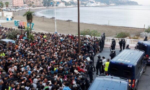 Θέουτα: Επιχείρηση-σκούπα στις παραλίες για χιλιάδες μετανάστες – Πλαστικές σφαίρες, γκλομπ και στρατός στους δρόμους