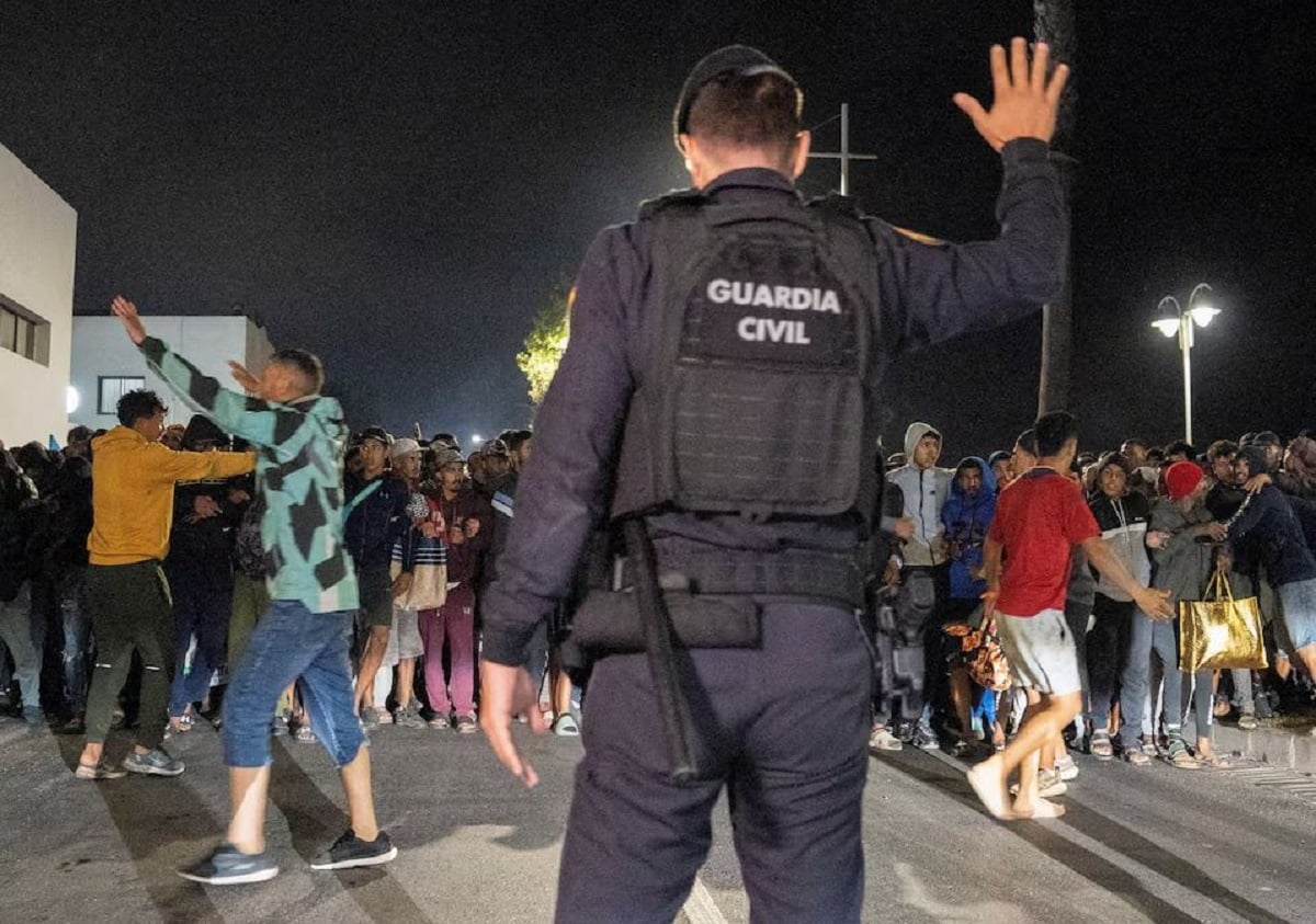 Θέουτα: Επιχείρηση-σκούπα στις παραλίες για χιλιάδες μετανάστες – Πλαστικές σφαίρες, γκλομπ και στρατός στους δρόμους 15 Φωτογραφία: REUTERS/ Anna Surinyach